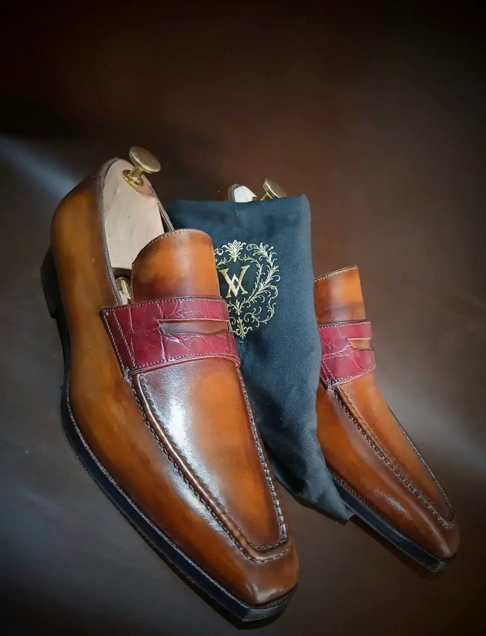 Mocassins cognac à bande bordeaux, avec embauchoirs et pochon