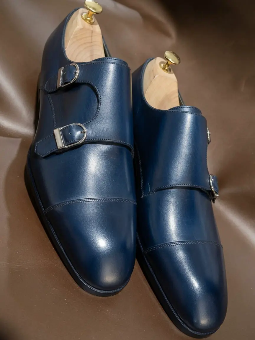 Double boucles bleu marine sur embauchoirs