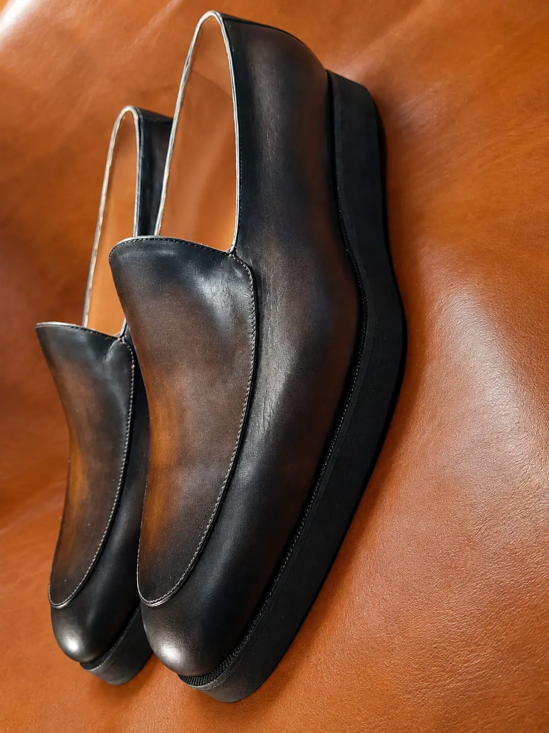 Mocassins noirs patinés sur semelle épaisse