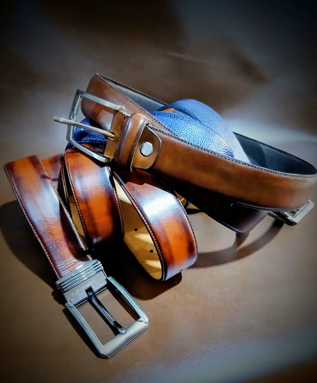 Ceintures en cuir cognac et bleu, boucles en métal